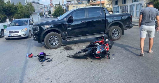 Motosiklet ile kamyonet çarpıştı: 1 yaralı