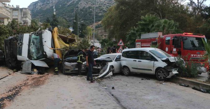 Hatay’da hafriyat kamyonu 7 aracı biçti: Yaralılar var