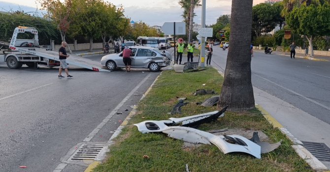 Antalya’da iki otomobil çarpıştı: 2 yaralı