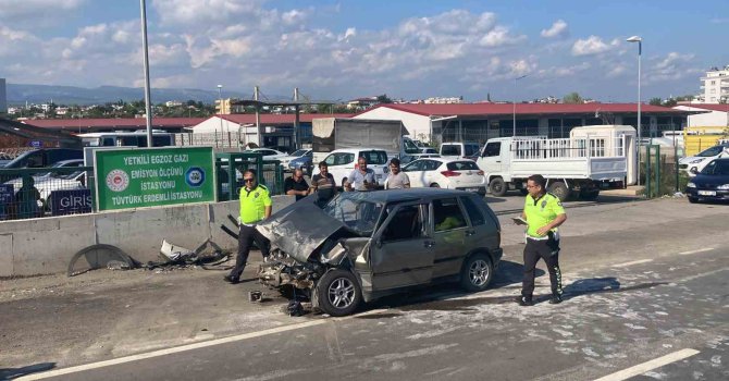 Otomobil, muayene sırasındaki 3 araca çarptı: 2 yaralı