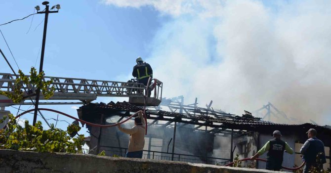 Antalya’da çıkan yangında ev küle döndü