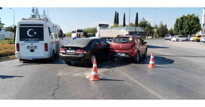 İki otomobil çarpıştı, şans eseri kimsenin burnu bile kanamadı