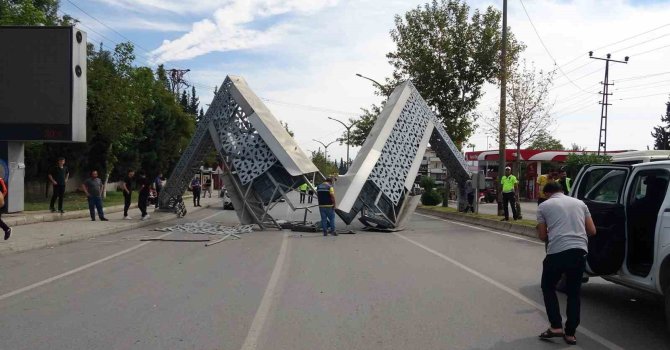 Yüzlerce aracın geçtiği yolda faciadan dönüldü