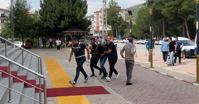 Burdur’da arabasının önünü kesip halasının oğlunu öldüren genç ve eşi tutuklandı