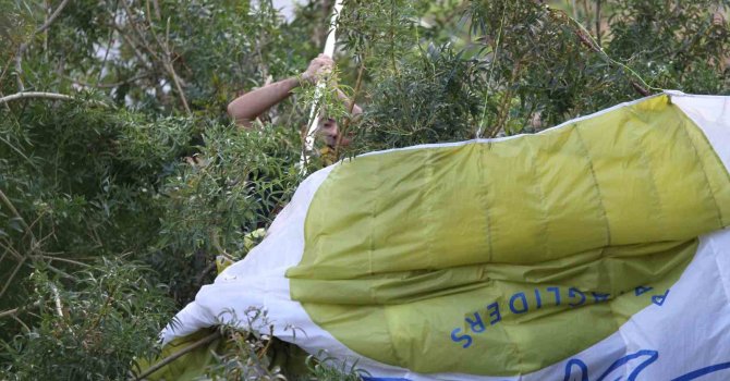 Antalya’da paraşüt ağaçta asılı kaldı, ekipler alarma geçti