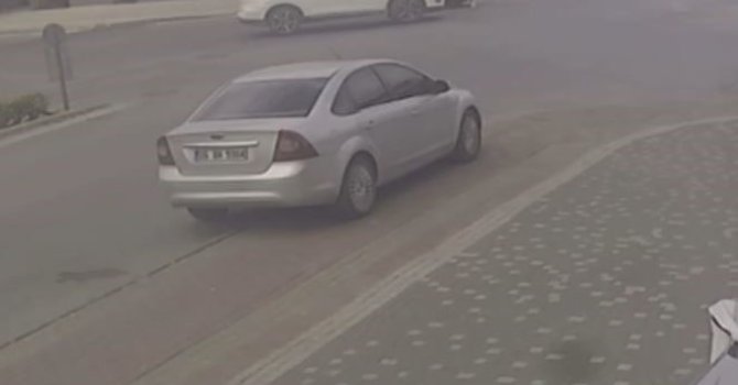 Motosiklet ile otomobilin çarpışması kamerada