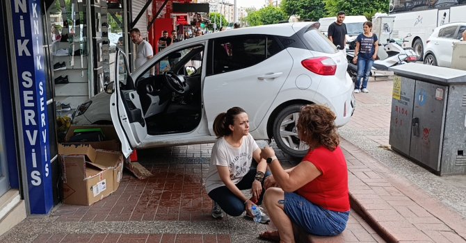 Kaldırımı aşan otomobil, ayakkabı mağazasına daldı