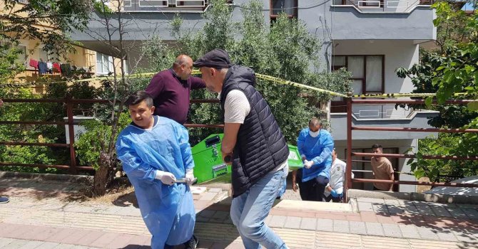 Annesini öldürüp elbise dolabında saklayan oğlunun davasından karar çıkmadı