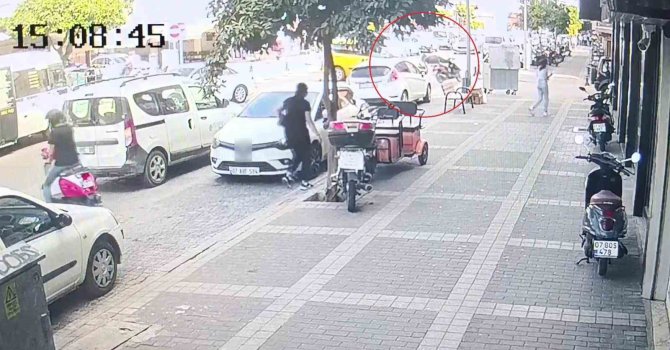 Ticari taksinin çarptığı motosikletlinin asfalt zemine düşme anları kamerada