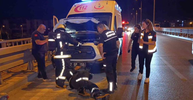 Antalya’dan Akseki’ye giden ambulansın motorunda yangın çıktı