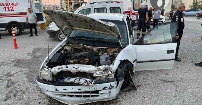 Kavşağa kontrolsüz giren otomobiller çarpıştı: 6 yaralı