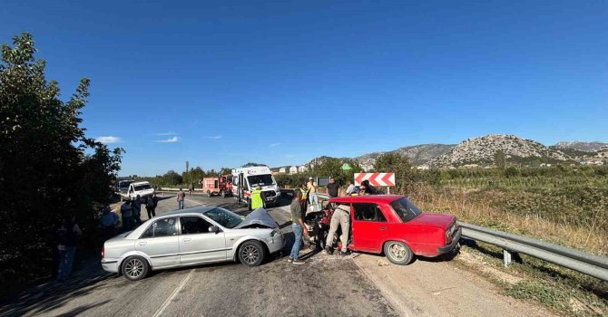 Isparta’da otomobiller kafa kafaya çarpıştı: 2 yaralı