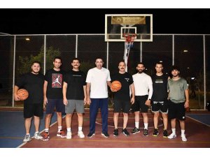 Belediye başkanı ve milletvekili, gençlerle basketbol oynadı