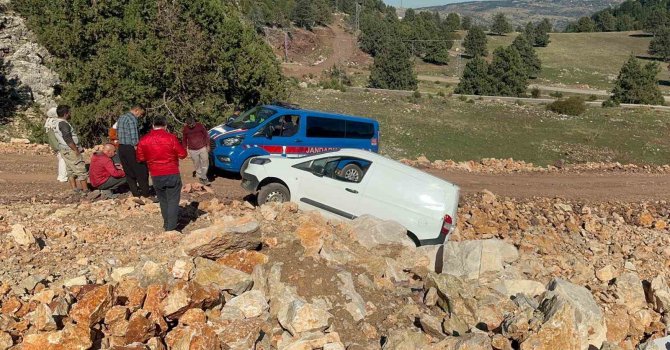 Araç askıda kaldı: Jandarma ve işçilerden engelli birey için kurtarma operasyonu