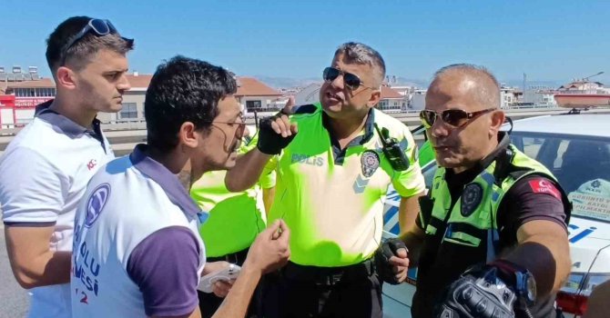 Kazaya karışan hastane aracı yetkilisinin trafik polisiyle ’çekici’ tartışması