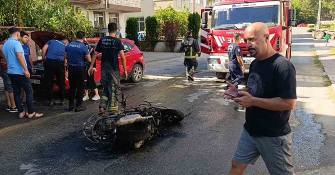 Seyir halindeyken yanan motosikleti mahalle sakinleri söndürdü