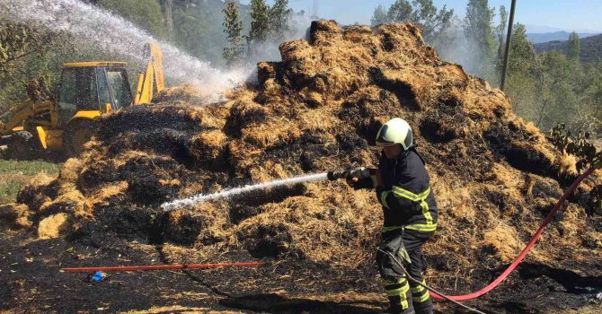 Kaynak makinesinden çıkan kıvılcımlar 250 balya samanı kül etti