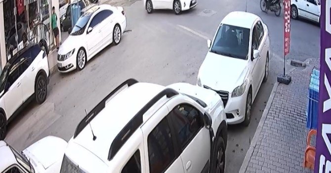 Motosikletli gencin otomobille çarpışma anı kamerada