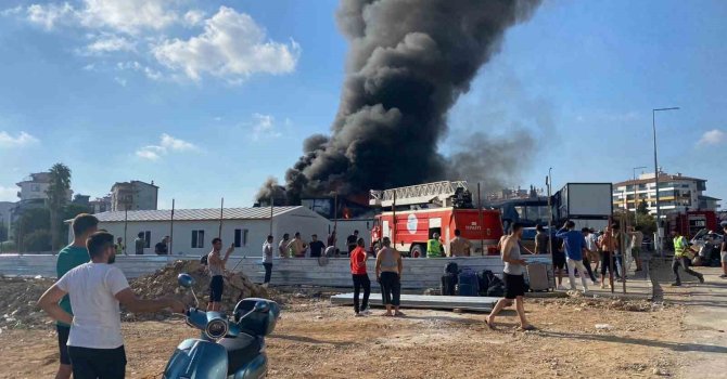 Antalya’da işçilerin kaldığı konteynerlerde yangın