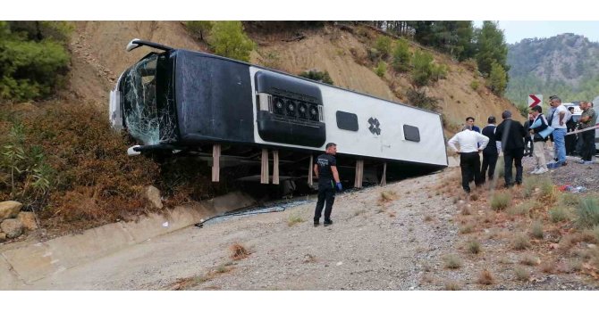 Isparta-Antalya yolunda yolcu otobüsü şarampole devrildi: 8 yaralı