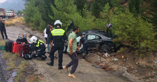 Isparta-Antalya kara yolunda otomobil kamyonla çarpıştı: 1’i ağır 3 yaralı