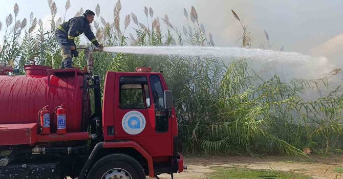 Manavgat’ta kargılık alanda çıkan yangın söndürüldü