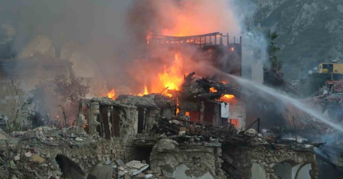 Hatay’da ahşap bina alevlere teslim oldu