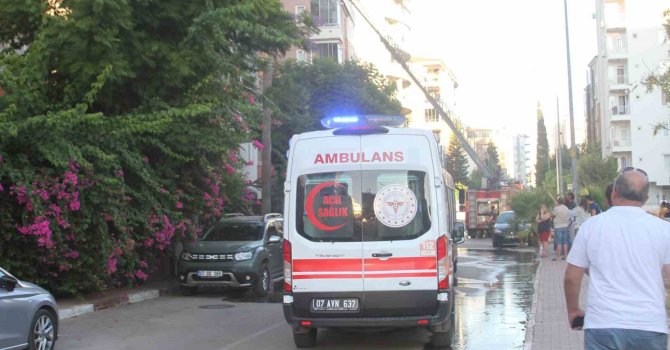 Antalya’da dubleks dairenin terası alev alev yandı, mahalleli sokağa döküldü