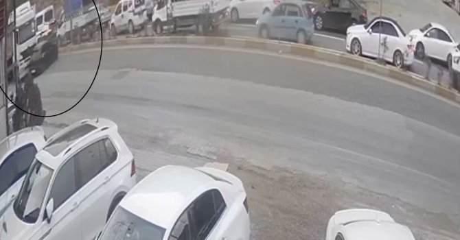 Tırın önüne kattığı otomobili sürüklediği anlar kamerada