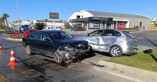 Manavgat’ta çarpışan otomobiller levhaları yıktı: 3 yaralı