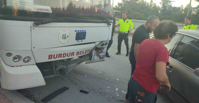 Burdur’da otomobil ile belediye otobüsü çarpıştı: 1 yaralı