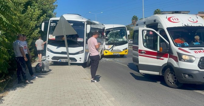 Antalya’da tur midibüsleri çarpıştı: 12 yaralı