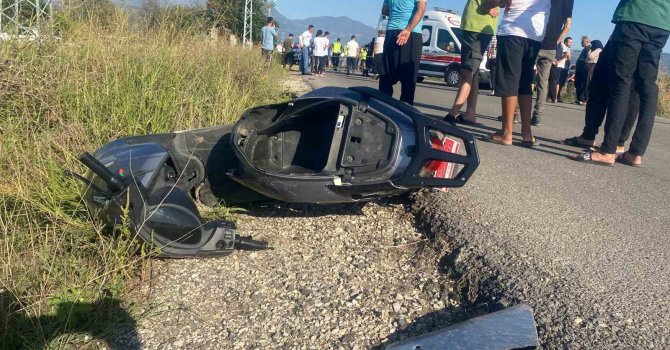 Otomobille çarpışan elektrikli motosikletteki çocuk öldü, kuzeni ağır yaralandı