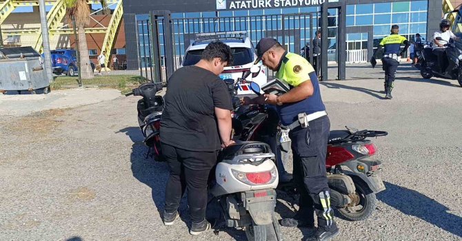 Motosikletlerin plakasını söküp drift pistine gittiler