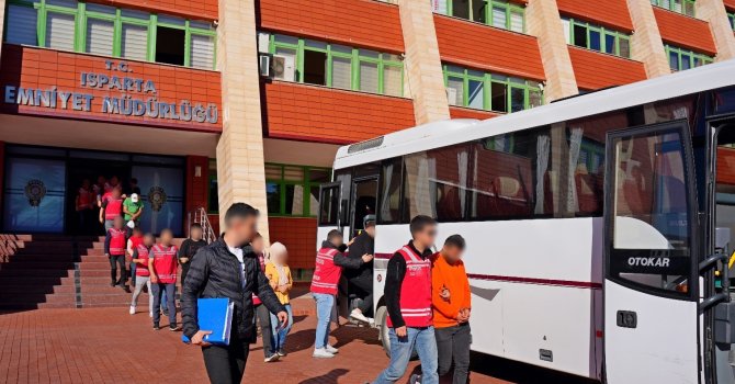 Kendilerini polis olarak tanıtıp 3 milyon TL vurgun yapan 8 kişi tutuklandı