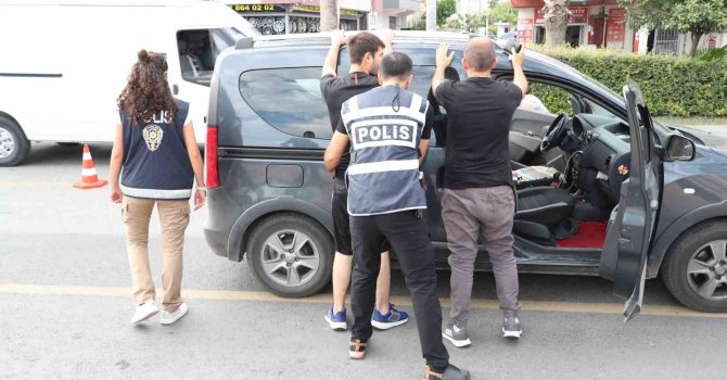 Mersin polisi okul önlerinde ’kuş uçurtmuyor’