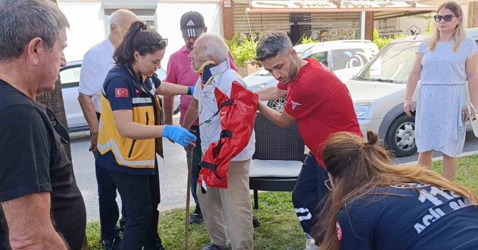 Yola fırlayan yaşlı adama çarpmamak için yaralanmayı göze aldı