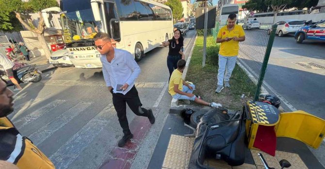 Manavgat’ta adliye önünde motosikletler çarpıştı: 3 yaralı