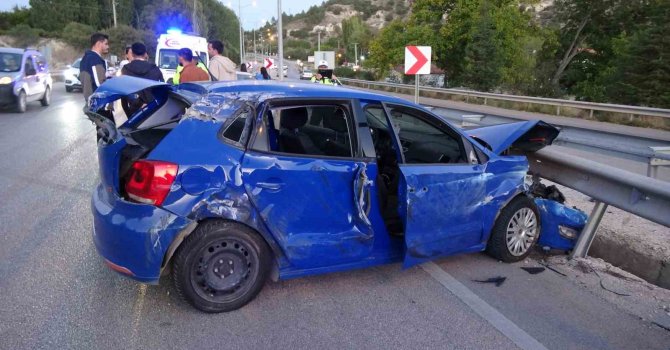 Burdur’da kontrolden çıkan otomobil önce bariyere sonra traktöre çarptı: 5 yaralı