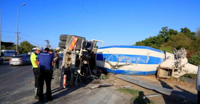 Virajı alamayan çimento yüklü beton mikseri yan yattı: 1 yaralı