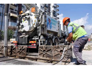 Mersin’de yağışlara karşı ızgara temizlikleri yapılıyor