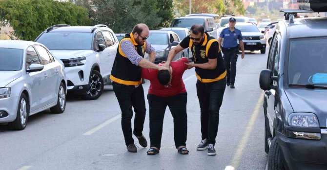 Lise öğrencisini taciz ettiği öne sürülen şüpheliyi Seyhan polisi yakaladı