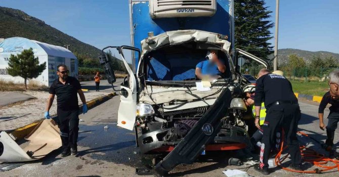 Kamyonet çekiciye bağlı olan yarı römorka çarptı: 1 yaralı