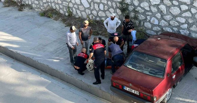 Burdur’da çaya düşen otomobil sürücüsünü itfaiye kurtardı