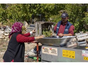 Üzüm sıkma makinesi çalışıyor, üretici keyfine bakıyor