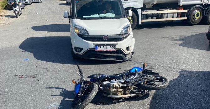 Hafif ticari araç ile motosiklet çarpıştı, motosiklet sürücüsü yaralandı