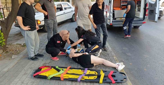 Antalya’da motosiklet kaldırıma çarparak devrildi, genç kız yaralandı