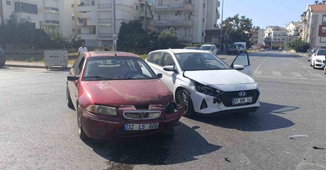 İki otomobil çarpıştı, fenalaşan sürücü hastaneye kaldırıldı