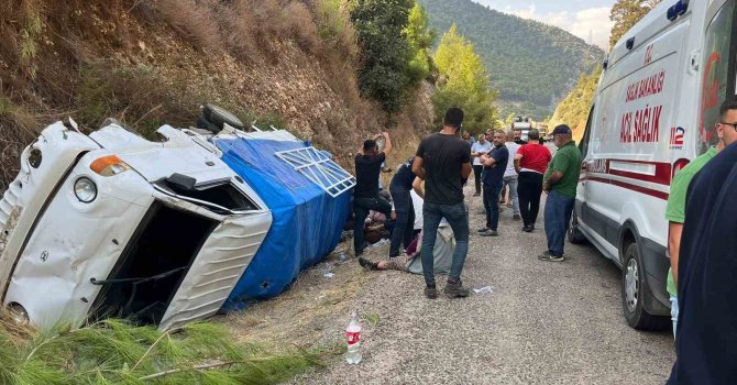 Antalya’da yoldan çıkan kamyonet devrildi: 1’i ağır 8 yaralı