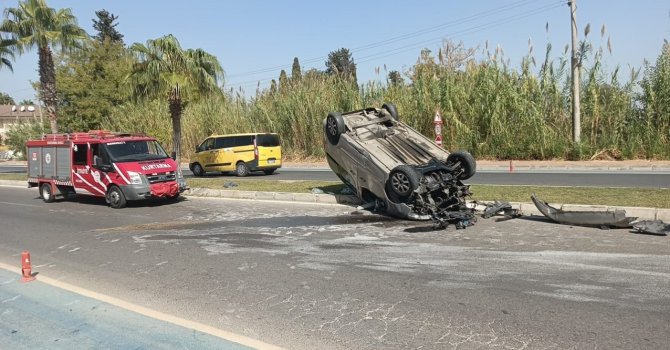 Virajı alamayan hafif ticari araç palmiyeye çarpıp takla attı: 3 yaralı